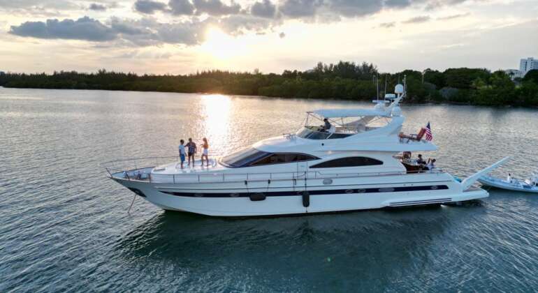 80′ Luxury Yacht w. Super Fly Bridge